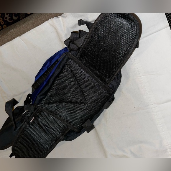 This waist bag has multiple pockets for saving different items. - Picture 4 of 4